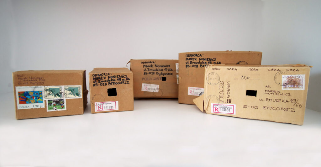 paczki-kamery otworkowe Marka Noniewicza użyte w projekcie Światłoczułe przesyłki